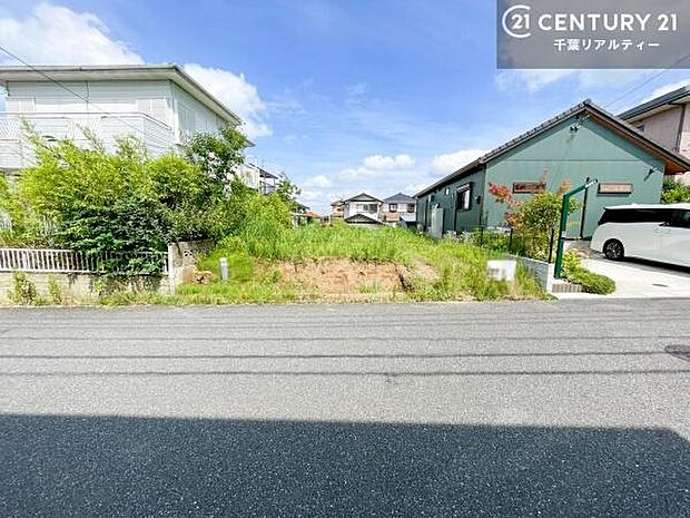 落ち着いた街並みが広がる閑静な住宅街に位置し、穏やかで心安らぐ暮らしを叶える住環境です。
