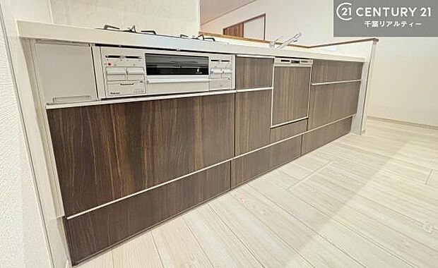 大人気の対面式システムキッチンを採用しています!ご家族のコミュニケーションが自然と増える設計です。お子様にも目が届くので嬉しいですね。収納力もあります!(同仕様)