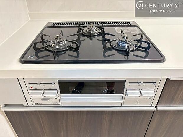コンロは三口あるのでお料理の同時進行ができます。もちろんグリル付きです。調理スペースも広々している為作業がしやすい!使い勝手が良いシステムキッチンです!(同仕様)