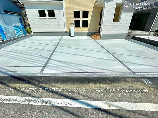 カースペースは並列で3台駐車可能(車種による)。お車以外に自転車を置いたりすることもできます!