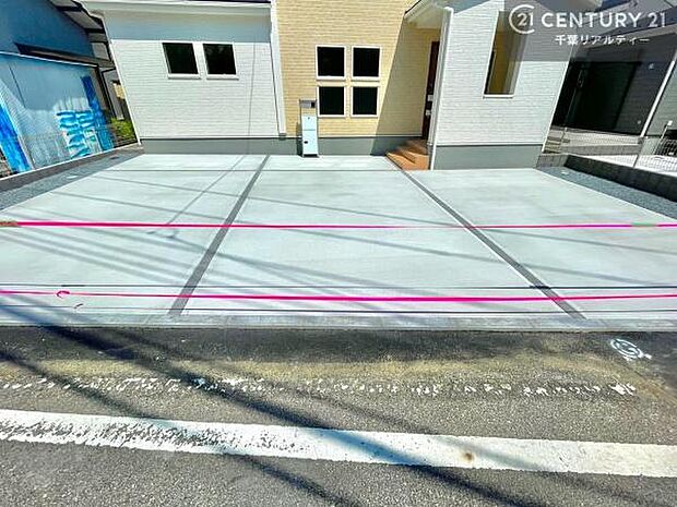 カースペースは並列で3台駐車可能(車種による)。お車以外に自転車を置いたりすることもできます!