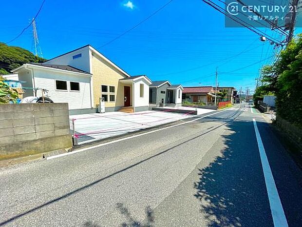 前面道路6m!陽当り良好な立地です。車庫入れが苦手な方も安心ですね。