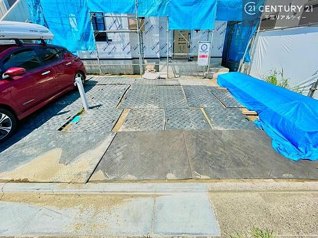 駐車スペースは並列4台分あります！（オプション）セカンドカーはもちろん、バイクや自転車なども置き場所に困りません。