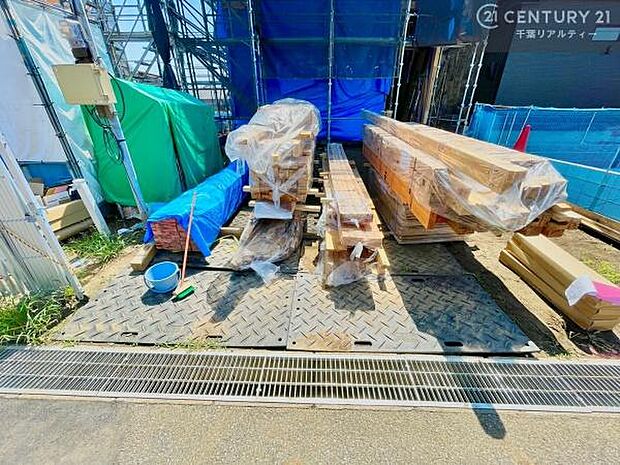 カースペースは並列で2台駐車可能なゆとりある設計。お車同士の入れ替えが不要なため、毎日の通勤やお出かけもスムーズに行えます。