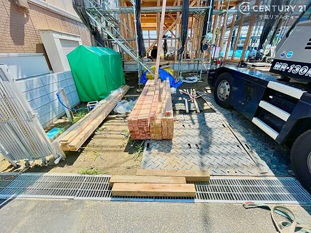 カースペースは並列で2台駐車可能なゆとりある設計。お車同士の入れ替えが不要なため、毎日の通勤やお出かけもスムーズに行えます。