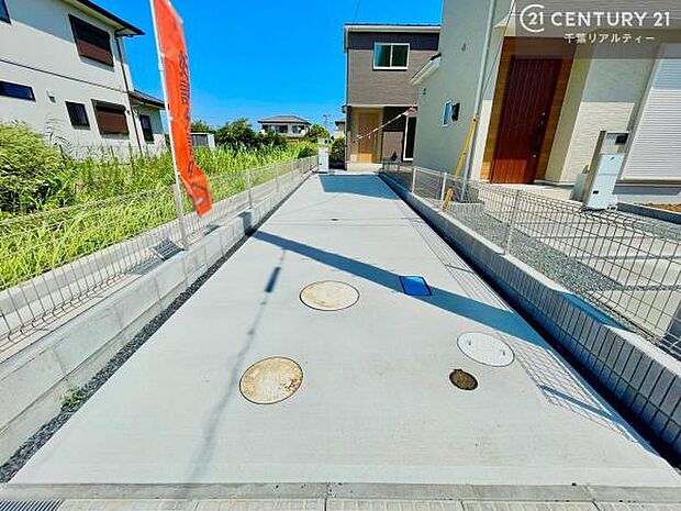 駐車スペースは2台分あります!セカンドカーはもちろん、バイクや自転車なども置き場所に困りません。