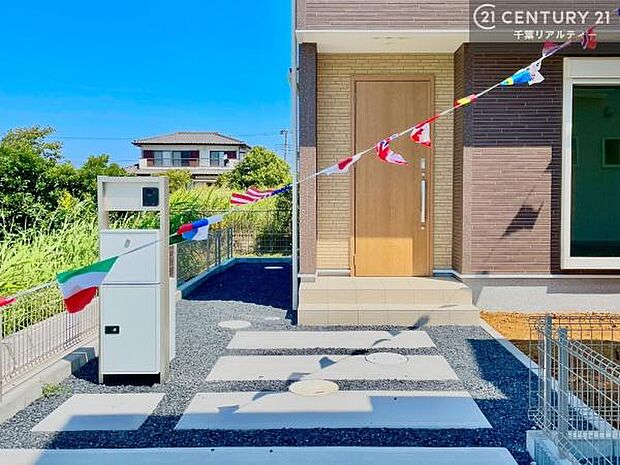 ポスト一体型宅配ボックス!玄関周りをすっきり見せつつ、再配達のストレスなく荷物を確実に受け取れる点が最大の特徴です。防犯性が高く、大型メール便にも対応可能!