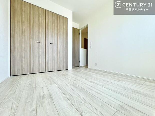 収納力のある洋室です。お部屋もすっきり広々と使えて気持ちが良いです！キレイな明るいお部屋で過ごすのは、更にのんびりゆっくりできますね！
