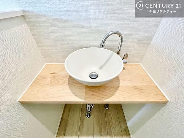 深い洗面台ボウルは、水が跳ねにくいのでお手入れが楽々！清潔感が保てます！キレイな洗面所で自分磨きのモチベーションが上がりますね！