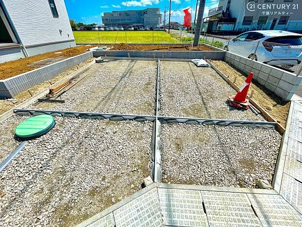 カースペースは並列で2台駐車可能なゆとりある設計。お車同士の入れ替えが不要なため、毎日の通勤やお出かけもスムーズに行えます。