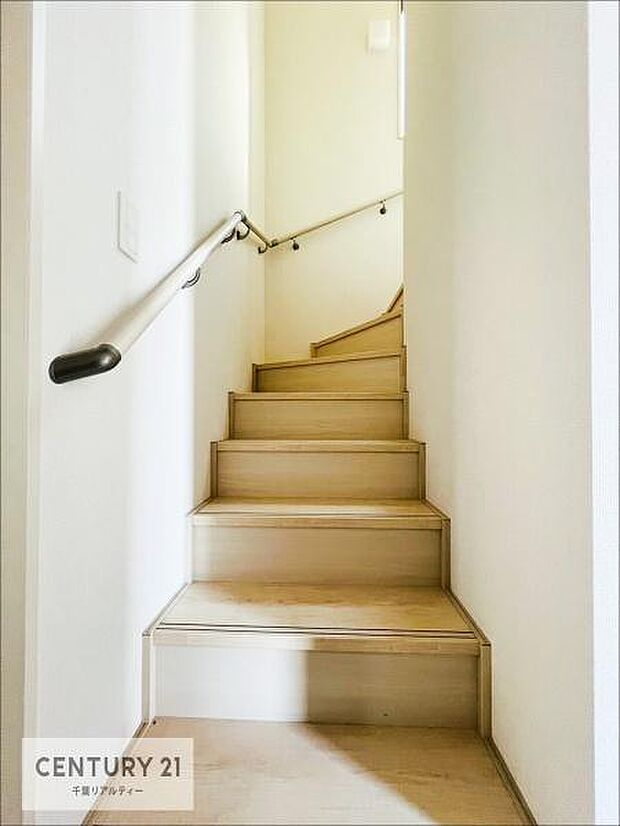 階段は明るく手摺りもついています。お子様やご年配の方も安心してご利用頂けますね。