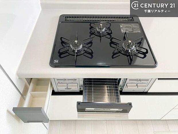 コンロは三口あるのでお料理の同時進行ができます。もちろんグリル付きです。調理スペースも広々している為作業がしやすい!使い勝手が良いシステムキッチンです!