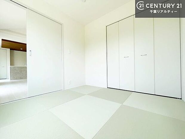 リビングと隣接している和室です!客間としてはもちろん、家事の休憩スペースとして使用するのもいいですね!