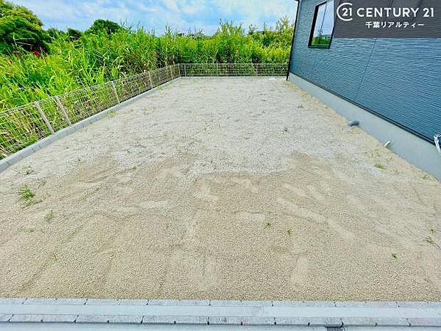 陽当たり良好なお庭です!晴れた日には青い空を見渡せる開放的な時間を楽しめます。ガーデニングや家庭菜園も楽しめます!