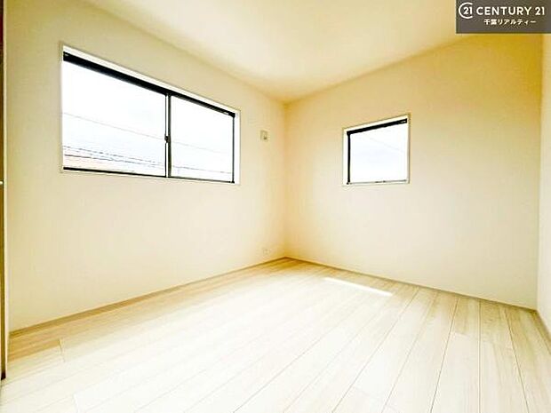 掃き出し窓がないお部屋は、お子様のお部屋としても安心です!収納スペースも充実しているので散らかったお部屋をサッと片付けられます!