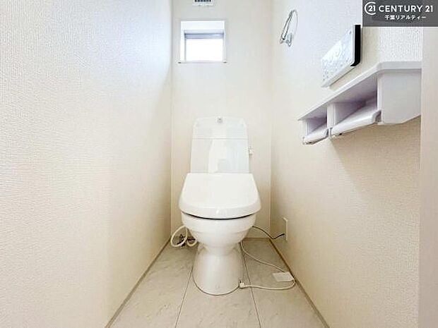 1・2階にトイレがございます!朝の忙しい時間帯も待たずにすみそうですね。白を基調とした清潔感のあるトイレでお手入れがしやすいです!