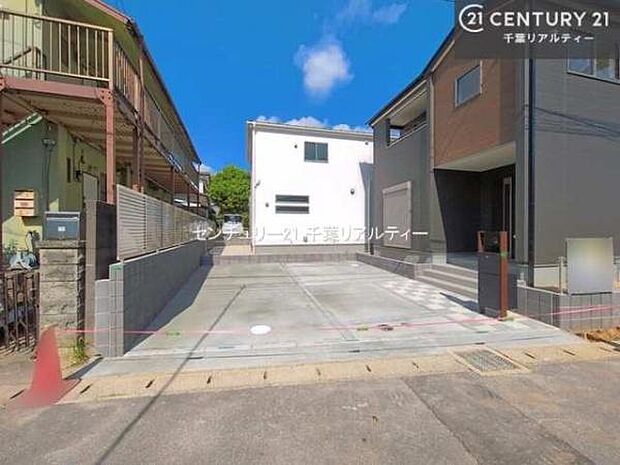 駐車スペースは2台分あります!セカンドカーはもちろん、バイクや自転車なども置き場所に困りません。