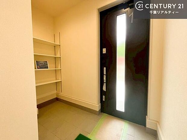 落ち着いた雰囲気の玄関です。オシャレな玄関で家族やお客様を送迎できるのはいいですね!