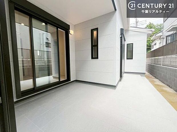 壁のある中庭!外壁材で囲まれた、半屋外にあるプライベートな中庭でホームパーティーやBBQが楽しめます!日常にわくわくを与えてくれる魅力的な住環境!