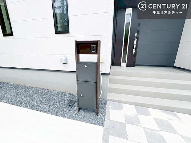 TVモニター付インターフォンを完備。来訪者の顔を確認してから対応できるため、防犯面にも配慮された安心の設備です。