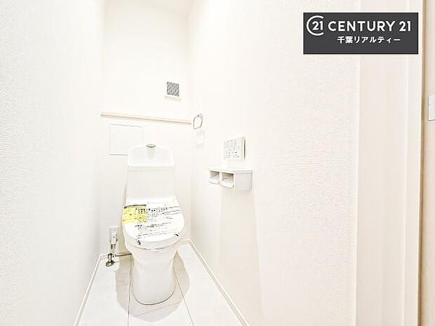 1・2階にトイレがございます!朝の忙しい時間帯も待たずにすみそうですね。白を基調とした清潔感のあるトイレでお手入れがしやすいです!