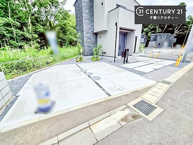 駐車スペースは2台分あります(車種による)!セカンドカーはもちろん、バイクや自転車なども置き場所に困りません。