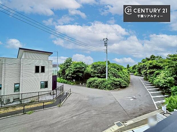 落ち着きある住宅街です!周囲には高い建物がなく、空が広く開放感があり、陽当たりを大きく遮られることもありません!気持ちの良い風が通り抜ける街並みです!