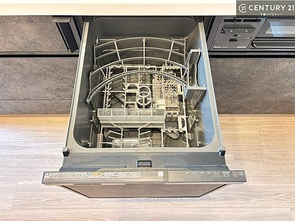 食洗機付きのキッチンです！忙しい時や手荒れ防止として大変活躍する便利な仕様です！ビルトインなのでキッチンの場所を取らず調理スペースを広く使うことが出来ます！
