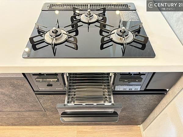 コンロは三口あるのでお料理の同時進行ができます。もちろんグリル付きです。調理スペースも広々している為作業がしやすい！使い勝手が良いシステムキッチンです！