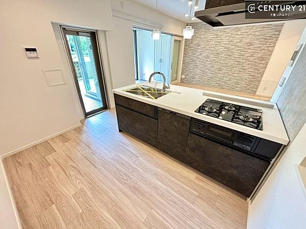 作業がしやすいシステムキッチンです！収納が付いているので、調理スペースに物を置かなくて済みます！広々使えて、快適に作業ができます！