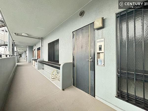 落ち着いた雰囲気で、住まいの第一印象を上品に演出する玄関。ゆとりのある空間で、ご家族やゲストを心地よく迎え入れます。