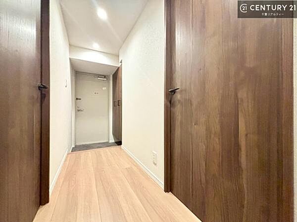 疲れて帰ってきても、ただいま！を言いたくなる、優しく迎え入れてくれる空間になっています。明るく温もり溢れる玄関です！