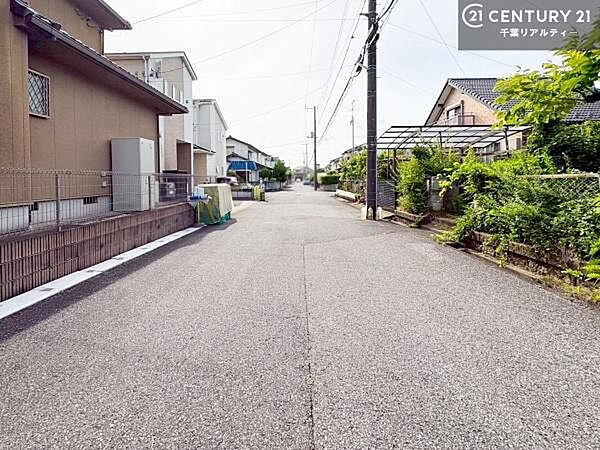 落ち着いた街並みが広がる閑静な住宅街に位置し、穏やかで心安らぐ暮らしを叶える住環境です。