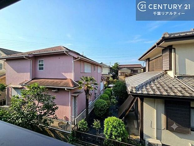 落ち着きある住宅街です!周囲には高い建物がなく、空が広く開放感があり、陽当たりを大きく遮られることもありません!気持ちの良い風が通り抜ける街並みです!