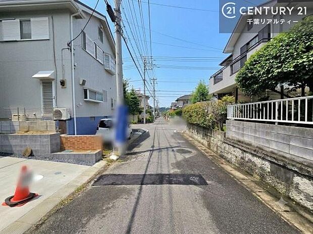 前面道路は6m!陽当り良好な立地です。車庫入れが苦手な方も安心ですね。