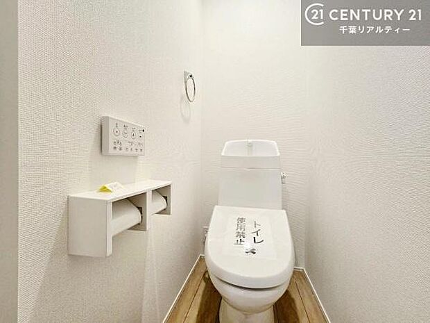 1・2階にトイレがございます!朝の忙しい時間帯も待たずにすみそうですね。白を基調とした清潔感のあるトイレでお手入れがしやすいです!