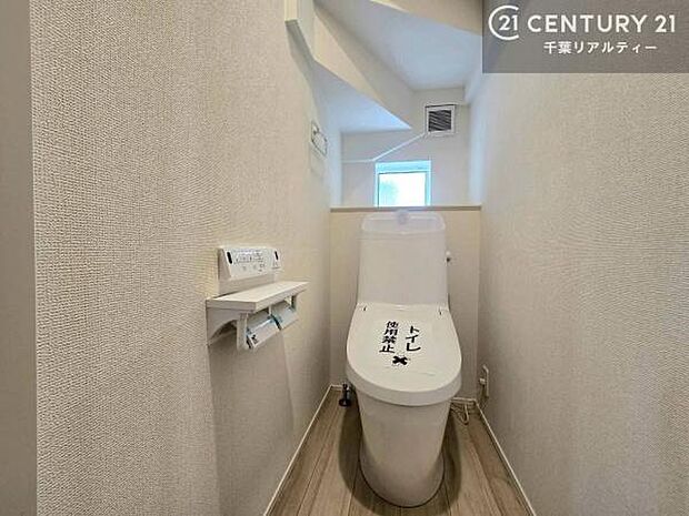 温水洗浄便座につき、冬場は便座が暖かくできるので冷たい便座に座らずに済む嬉しい仕様です！