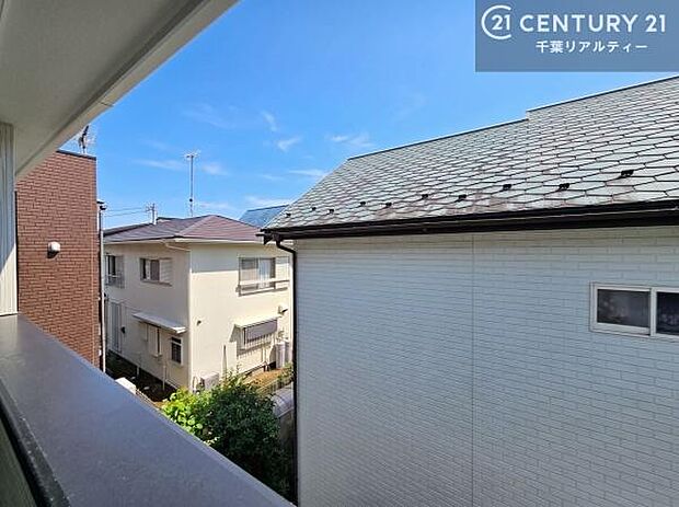 落ち着きある住宅街です！周囲には高い建物がなく、空が広く開放感があり、陽当たりを大きく遮られることもありません！気持ちの良い風が通り抜ける街並みです！