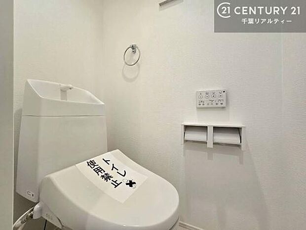 1・2階にトイレがございます!朝の忙しい時間帯も待たずにすみそうですね。白を基調とした清潔感のあるトイレでお手入れがしやすいです!