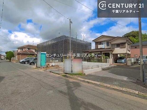 落ち着いた街並みが広がる閑静な住宅街に位置し、穏やかで心安らぐ暮らしを叶える住環境です。