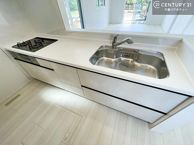 大人気の対面式システムキッチンを採用しています!ご家族のコミュニケーションが自然と増える設計です。お子様にも目が届くので嬉しいですね!広々使えて快適で作業が進みます。