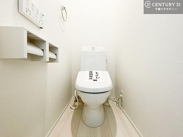 清潔感のある色味のお手洗いです!さわやかでスッキリする空間です!白を基調としているので、お手入れがしやすいトイレです!
