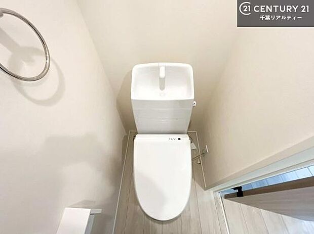 温水洗浄便座につき、冬場は便座が暖かくできるので冷たい便座に座らずに済む嬉しい仕様です!シンプルなカラーを基調としているので、お手入れがしやすいです。(施工例)