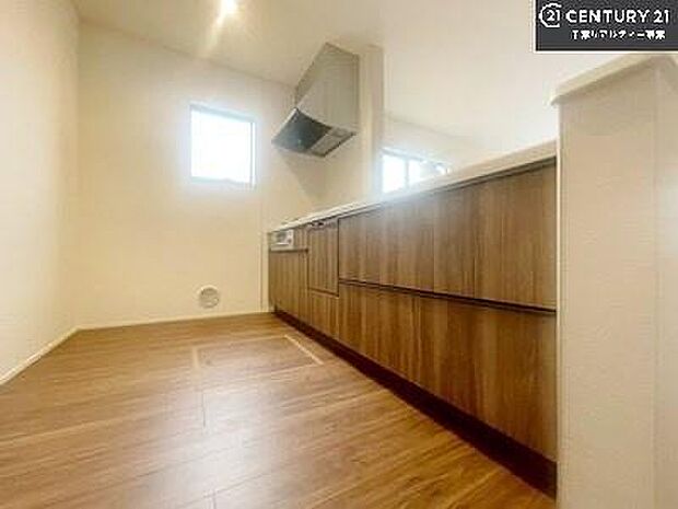 大人気の対面式システムキッチンを採用しています!ご家族のコミュニケーションが自然と増える設計です。お子様にも目が届くので嬉しいですね!広々使えて快適で作業が進みます。【同仕様】