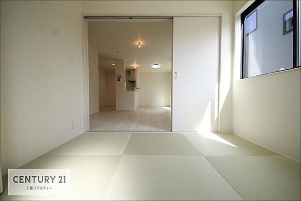 【同仕様】和室ではお子様が転んでも怪我をする心配はほとんどありません。家事の合間にママやパパが寝ころんで使える休憩スペースとしても利用可!