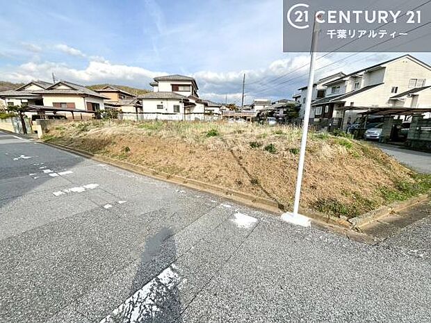 落ち着きある住宅街、周囲には高い建物がなく、空が広く開放感があり、陽当りを大きく遮られることもありません。気持ちの良い風が通り抜ける街並みです