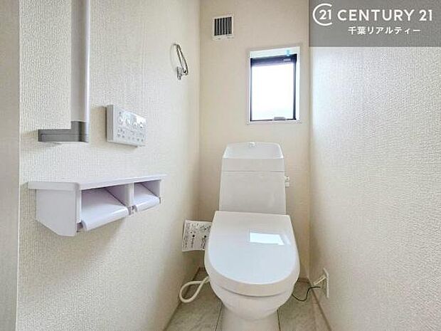 1・2階にトイレがございます!朝の忙しい時間帯も待たずにすみそうですね。白を基調とした清潔感のあるトイレでお手入れがしやすいです!