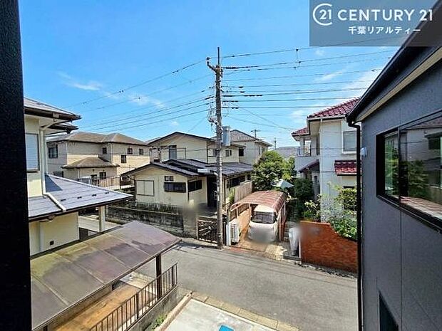 落ち着きある住宅街です!周囲には高い建物がなく、空が広く開放感があり、陽当たりを大きく遮られることもありません!気持ちの良い風が通り抜ける街並みです!