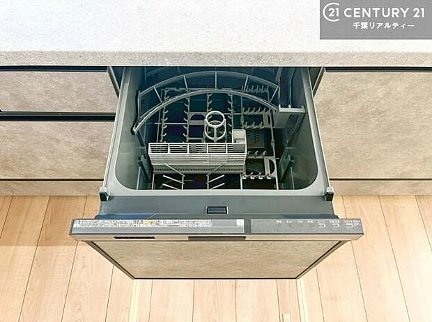 食洗機付きのキッチンです!忙しい時や手荒れ防止として大変活躍する便利な仕様です!ビルトインなのでキッチンの場所を取らず調理スペースを広く使うことが出来ます!(同仕様)
