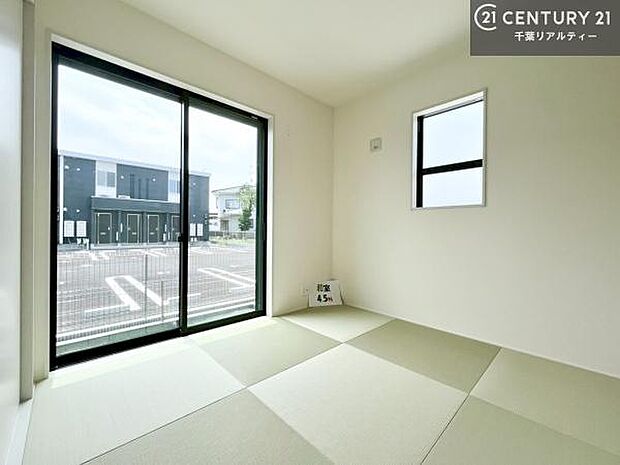 リビングと隣接している和室です!客間としてはもちろん、家事の休憩スペースとして使用するのもいいですね!(施工例)
